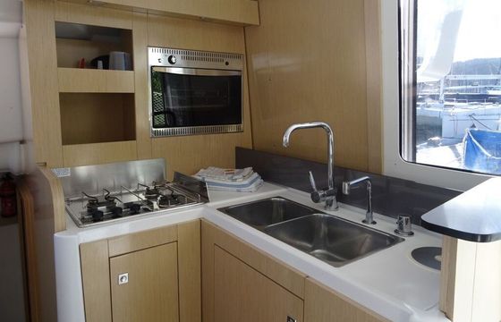 Catamaran FOUNTAINE PAJOT MAHE 36 11m