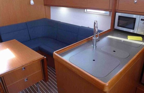 Sailboat Bavaria Cruiser 37 11.3m