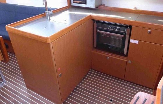 Sailboat Bavaria Cruiser 37 11.3m