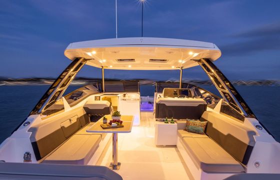Motorboat Aquila 32 Sport 450hp