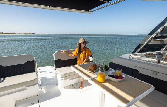 Motorboat Aquila 32 Sport 450hp