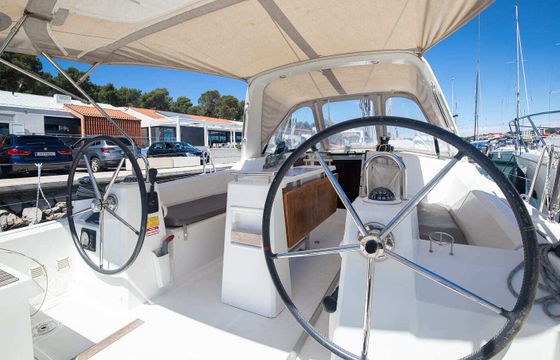 Sailboat Bénéteau Oceanis 35 10m
