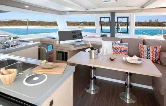 Catamaran Fountaine Pajot lucia 40 12m