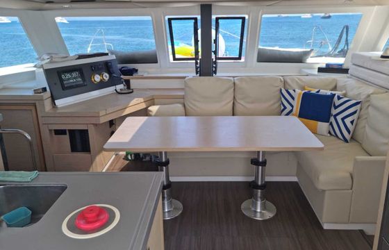 Catamaran Fountaine Pajot lucia 40 12m
