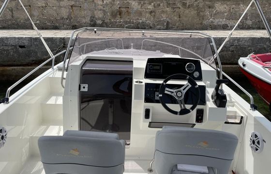 Motorboat Atlantic Marine Sun Cruiser 630 150hp