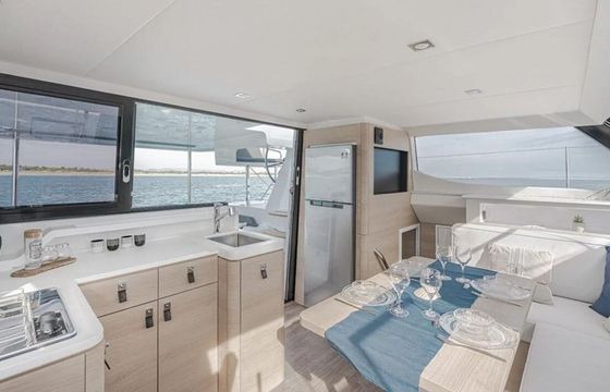 Catamaran STGI Aventura 37 10.9m
