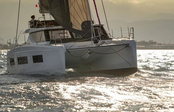 Catamaran STGI Aventura 37 10.9m