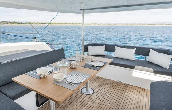 Catamaran STGI Aventura 37 10.9m