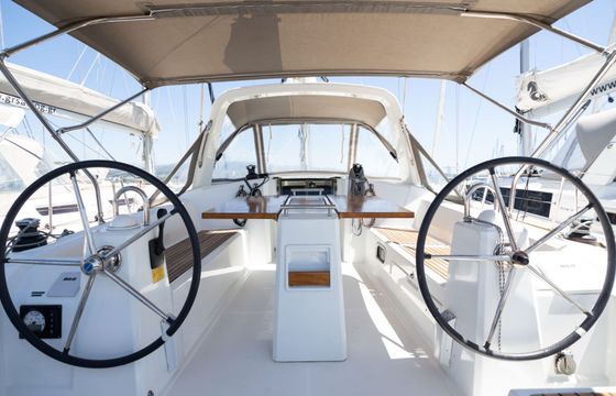 Sailboat BENETEAU OCEANIS 38.1 11.5m