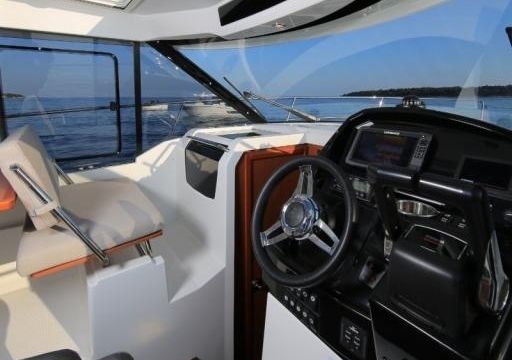 Motorboat Jeanneau Merry Fisher 895 300hp