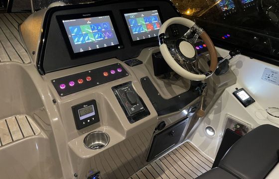 Motorboat Cruiser Yachts 38 740hp