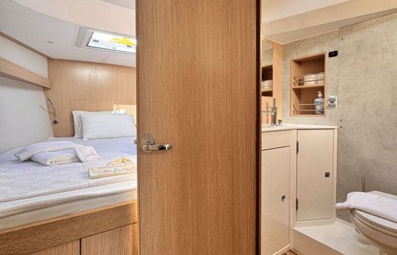 Sailboat Bavaria C42 12.4m
