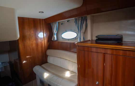 Motorboat Princess V42 520hp