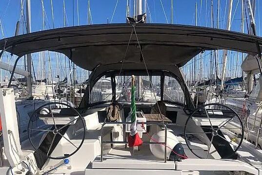 Sailboat Dufour 37 10m