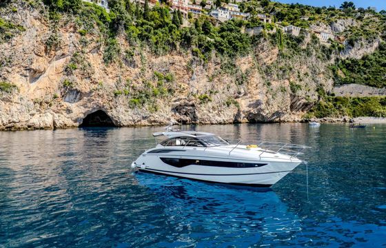 Motorboat Princess V40 680hp