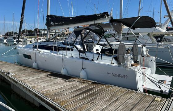 Sailboat Jeanneau Sun odyssey 350 10.94m