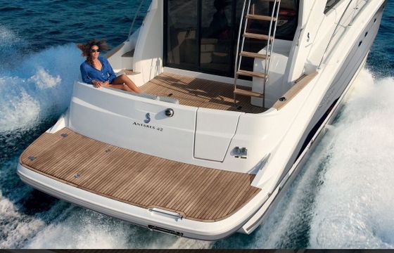 Motorboat Beneteau Antares 42