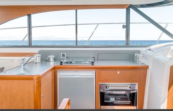 Motorboat Beneteau Antares 42
