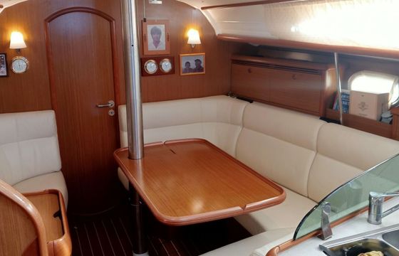 Sailboat Jeanneau Sun Odyssey 35 10.5m