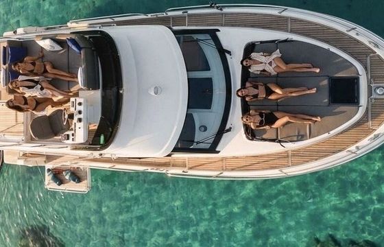 Motorboat Beneteau Antares 12 metri inclusi a bordo the water games 600hp