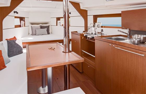 Sailboat Beneteau Oceanis 35 10.45m