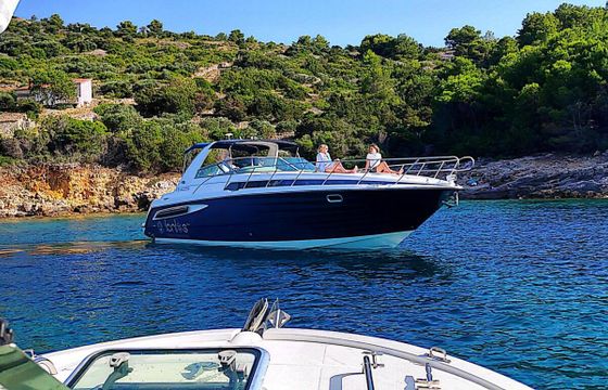 Motorboat BAYLINER AVANTTI 40 700hp