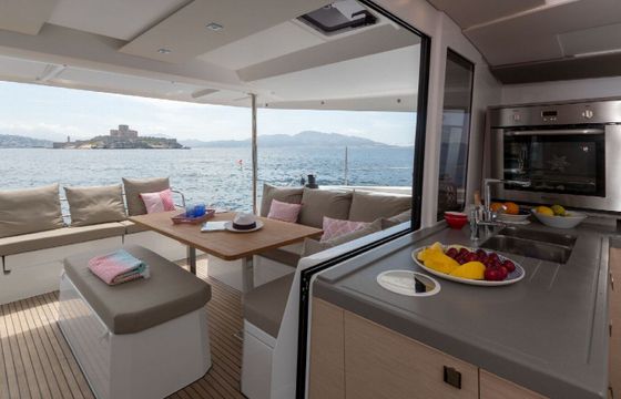 Catamaran FOUNTAINE PAJOT ASTREA 42 12m