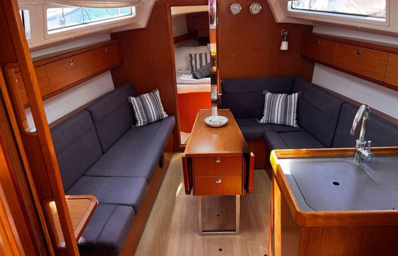 Sailboat Bavaria Cruiser 33 10m