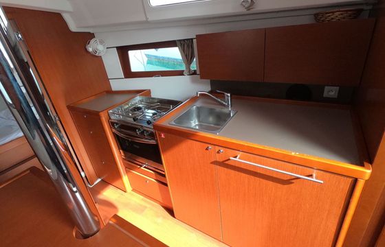 Sailboat BENETEAU OCEANIS 35.1 10.45m