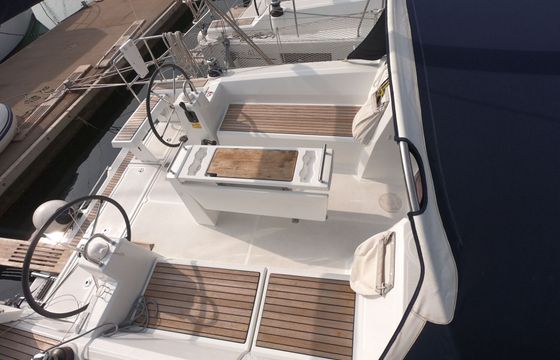 Sailboat BENETEAU OCEANIS 35.1 10.45m