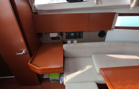 Sailboat BENETEAU OCEANIS 35.1 10.45m
