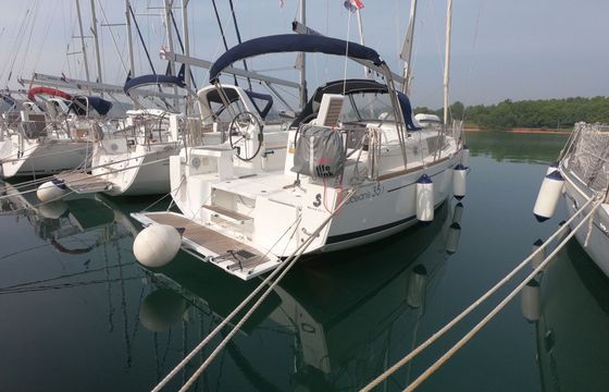 Sailboat BENETEAU OCEANIS 35.1 10.45m