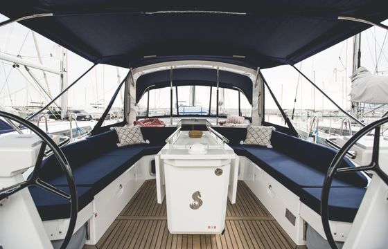 Sailboat BENETEAU OCEANIS 51.1 15.94m