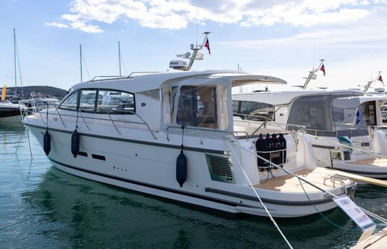 Motorboat Nimbus 405 Coupe 640hp