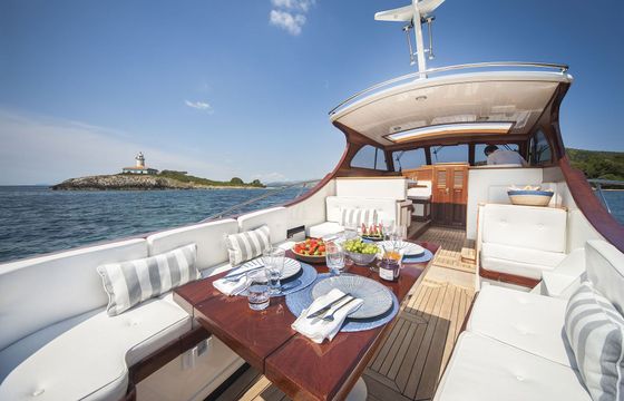 Motorboat Hinckley Talaria 40 630hp