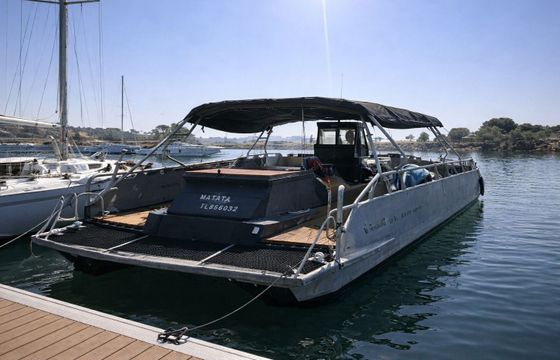 Motorboat yachting creation support plongeur