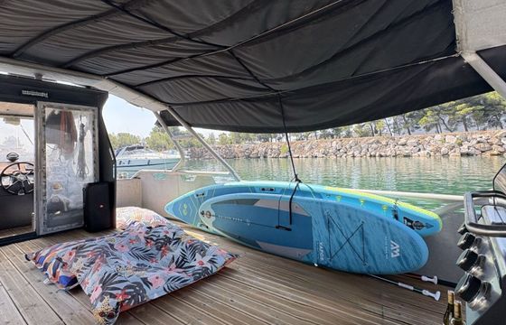 Motorboat yachting creation support plongeur