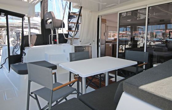Catamaran Lagoon-Bénéteau Lagoon 43 - 3 + 2 cab. 13m