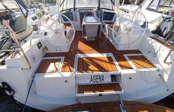 Sailboat BENETEAU OCEANIS 41.1 12.43m