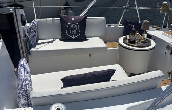 Sailboat Jeanneau Brie 9m