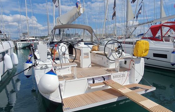 Sailboat Bénéteau Oceanis 37.1 11m