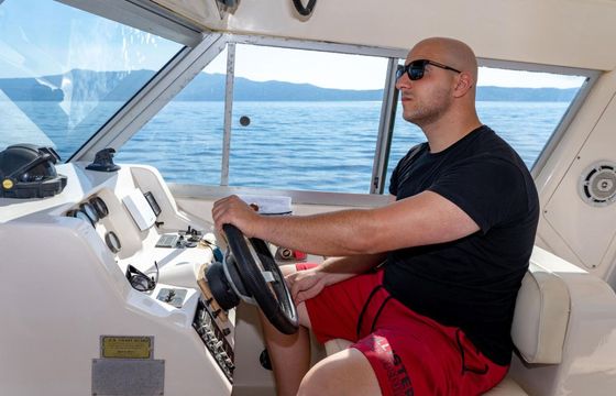 Motorboat UAE Dolphin deluxe 3300 240hp