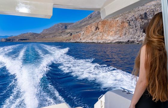 Motorboat UAE Dolphin deluxe 3300 240hp