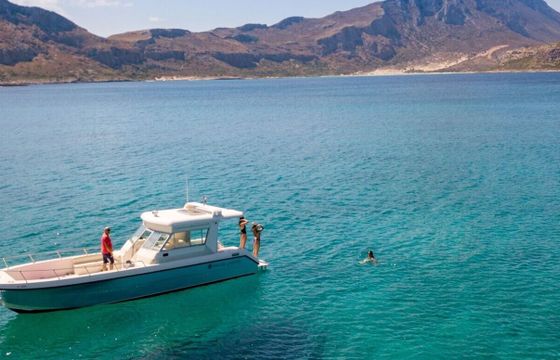 Motorboat UAE Dolphin deluxe 3300 240hp