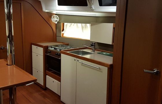 Sailboat BENETEAU OCEANIS 38 11.55m