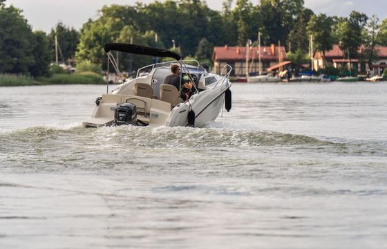 Motorboat Quicksilver Activ 555 Cabin 80hp