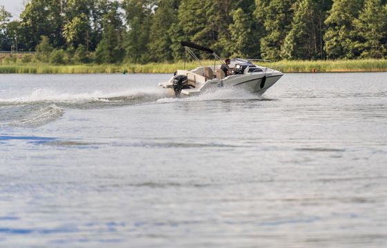 Motorboat Quicksilver Activ 555 Cabin 80hp