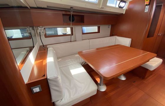 Sailboat BENETEAU OCEANIS 51.1 15.94m
