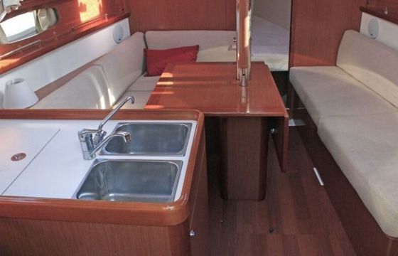 Sailboat Beneteau Oceanis 31 9.66m