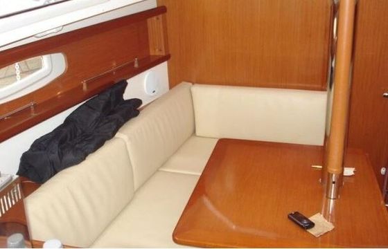 Sailboat Beneteau Oceanis 31 9.66m